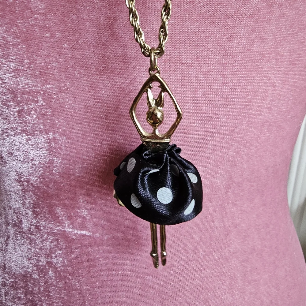 Bunny Ballerina Necklace. Vintage goldtone pendant necklace. - Picture 5 of 6